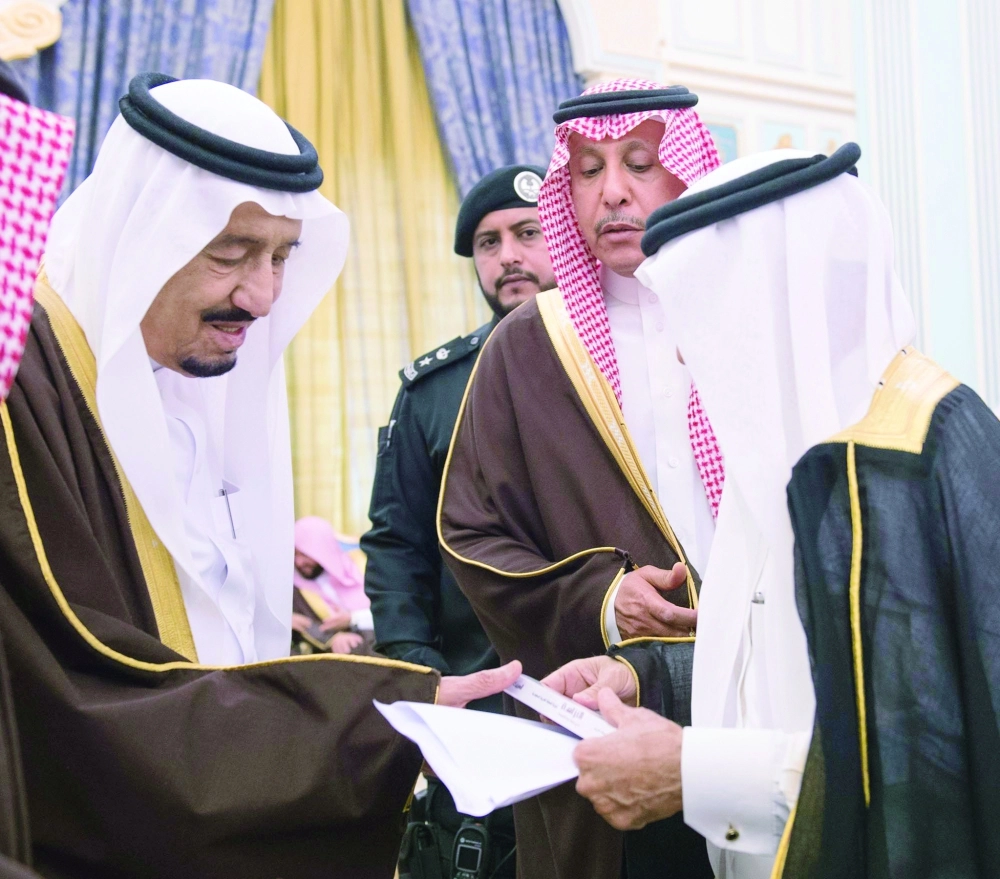 .. ومتسلما خطابا من أحد الحضور