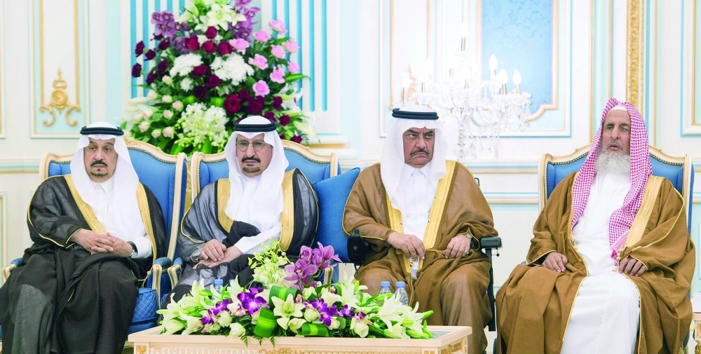 أمير الرياض والمفتي خلال الاستقبال
