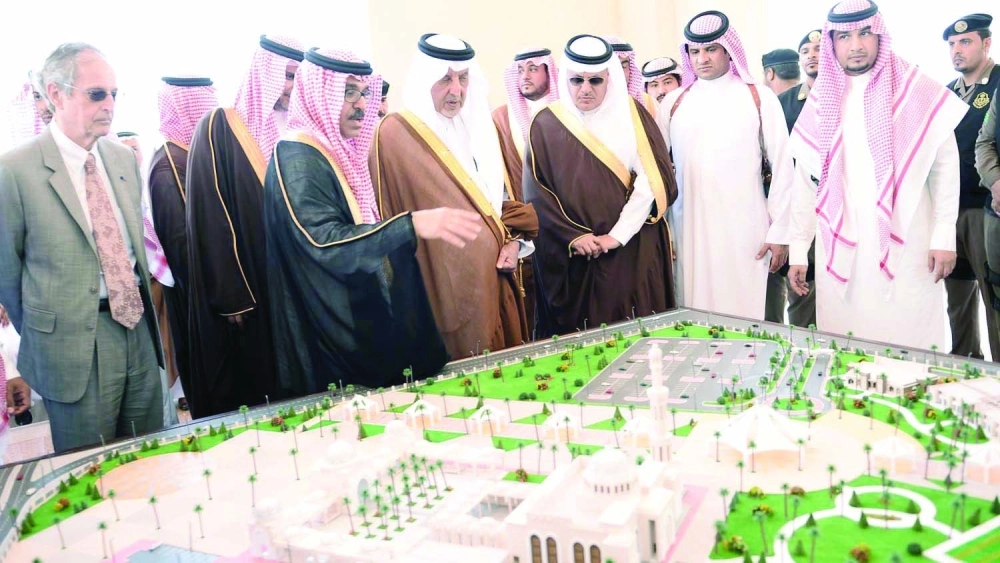 خالد الفيصل مطلعا على مشروع تطوير ثول في زيارة سابقة     (مكة)