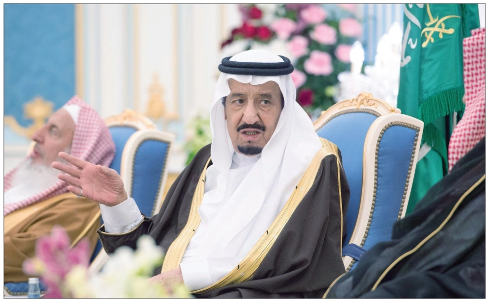 لملك سلمان خلال استقباله أمراء وعلماء ومواطنين في الرياض أمس   (واس) 
