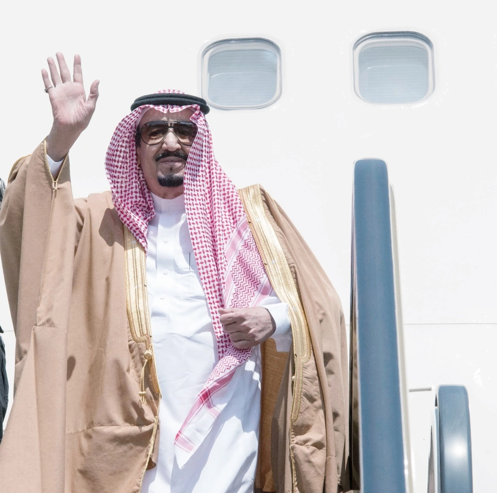 الملك سلمان بن عبدالعزيز لدى مغادرته الرياض أمس