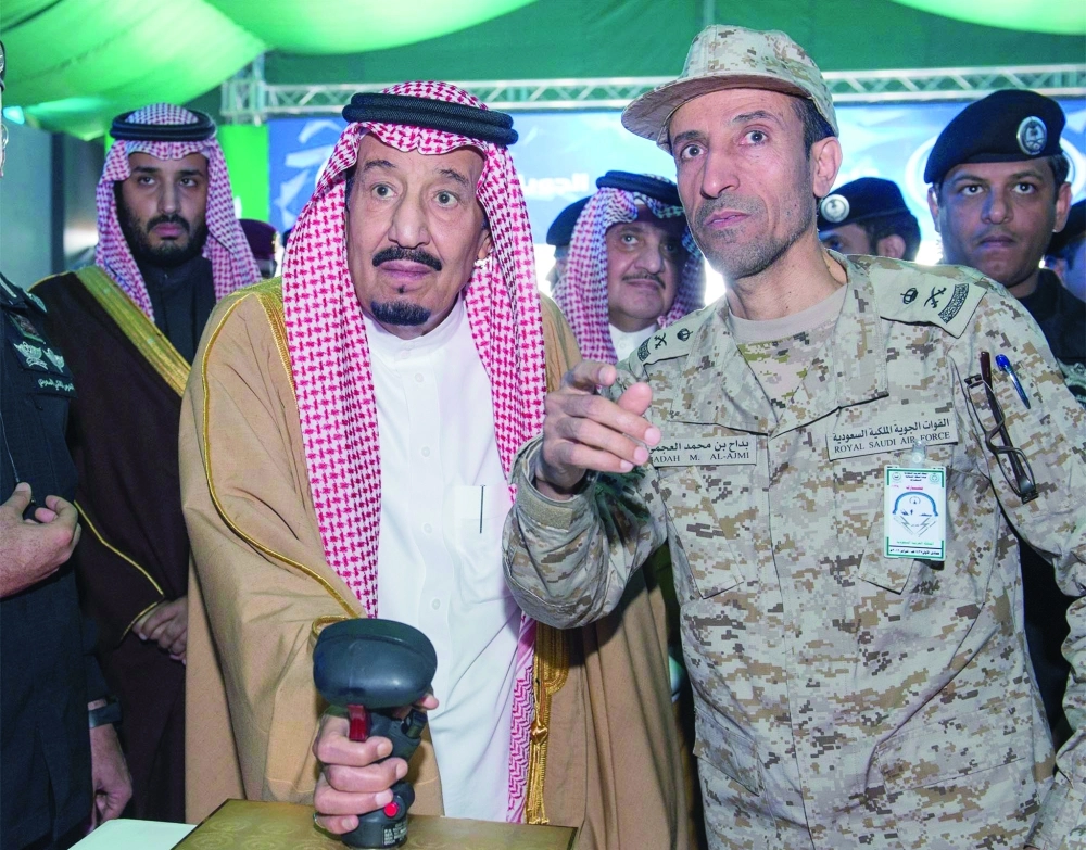 الملك سلمان لحظة ضغط زر وضع حجر الأساس لمشروع إنشاء قاعدة الملك سعود الجوية