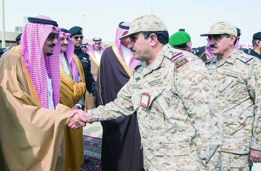 خادم الحرمين مصافحا مستقبليه لدى وصوله حفر الباطن 