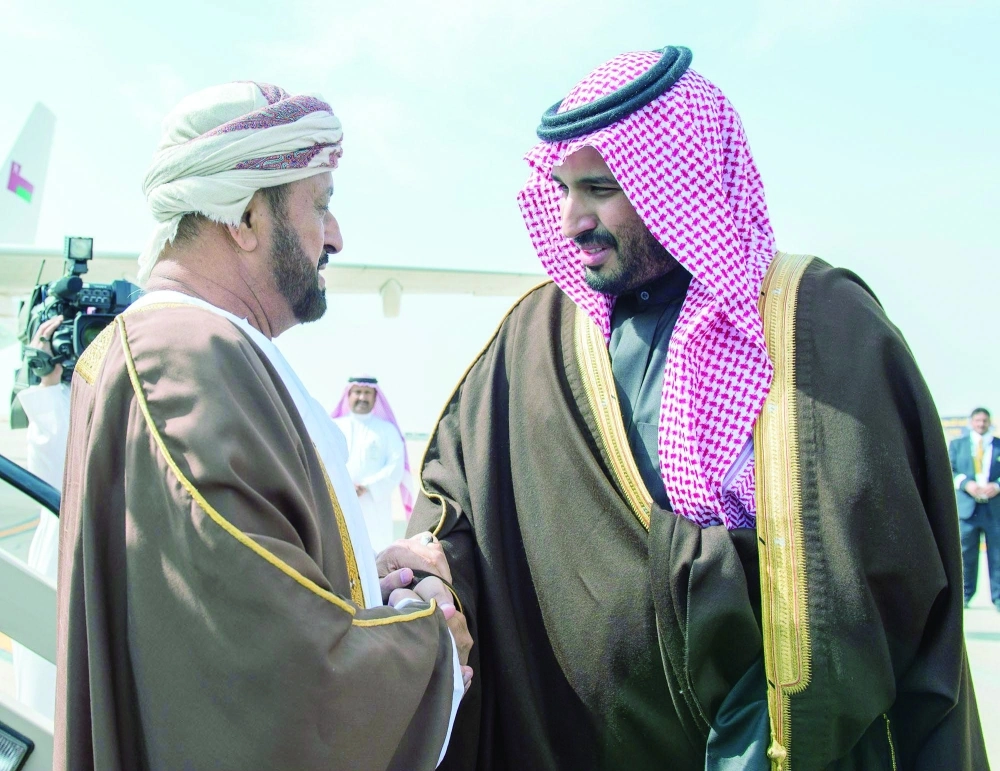 .. ومصافحا الوزير العماني المسؤول عن شؤون الدفاع 