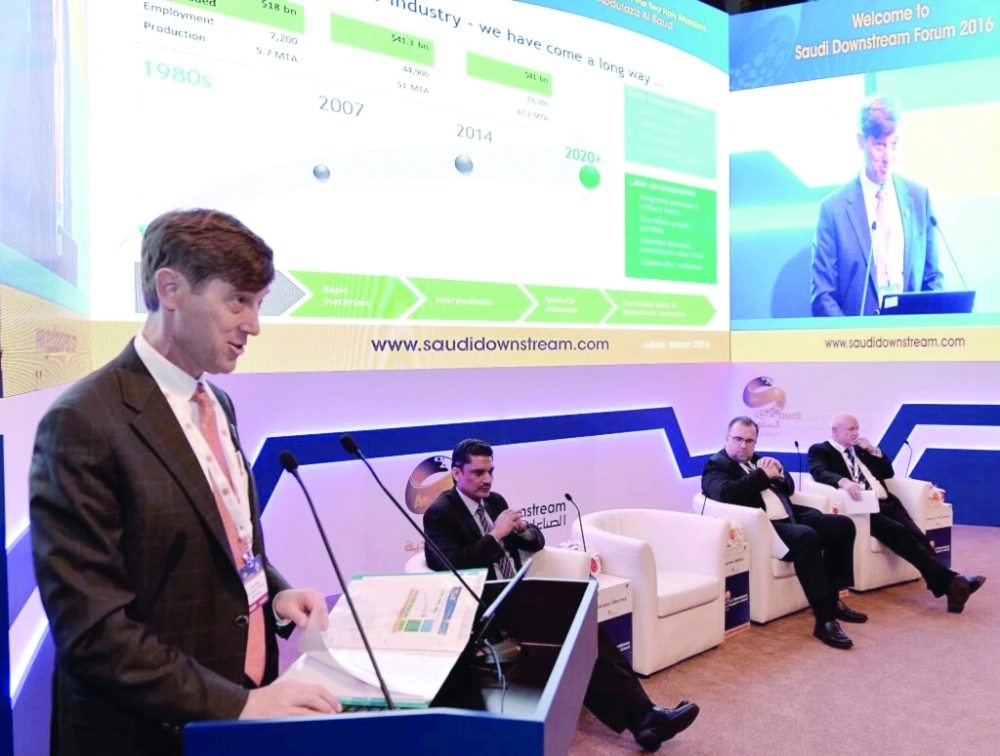 وارن وايلدر أثناء حديثه بالمنتدى              