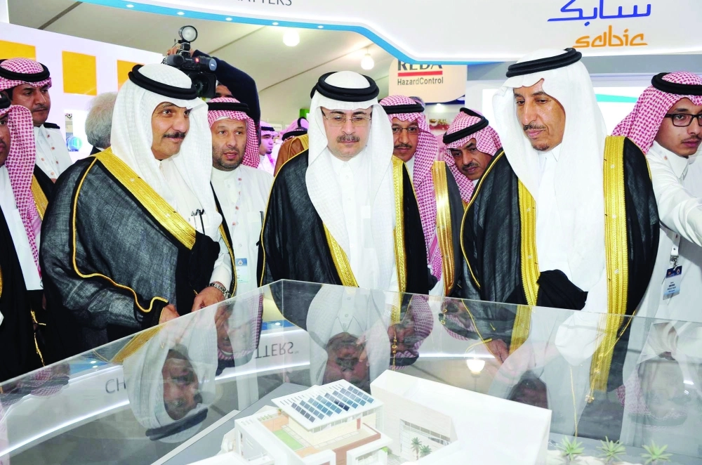 رئيس الهيئة الملكية ورئيس أرامكو خلال جولة بالمعرض