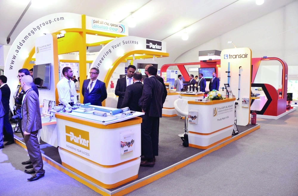 مشاركون بالمعرض المصاحب      (واس)