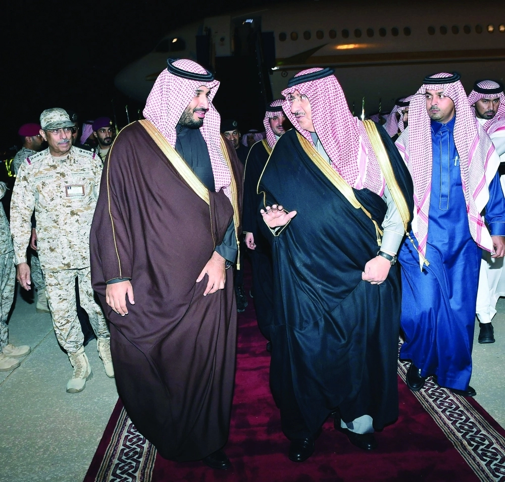 الأمير محمد بن سلمان مستقبلا الأمير محمد بن نايف عقب وصوله إلى حفر الباطن                              (واس)
