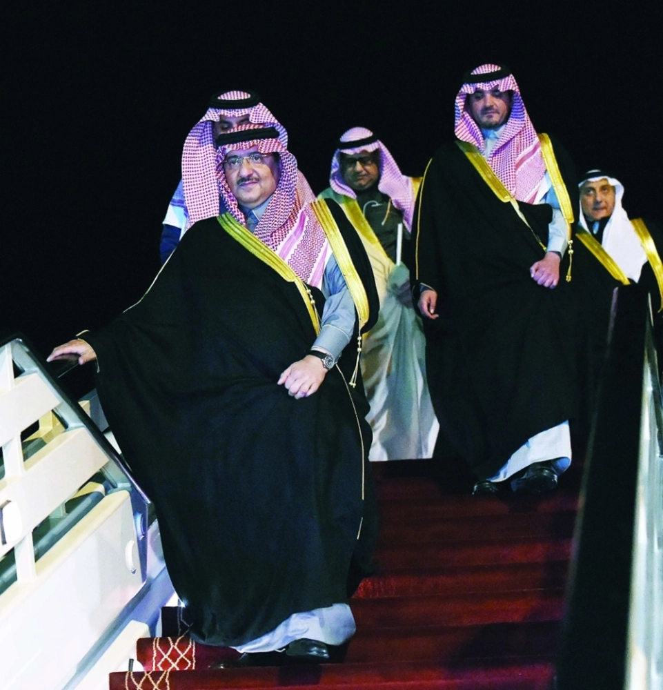 الأمير محمد بن نايف لحظة وصوله إلى حفر الباطن أمس