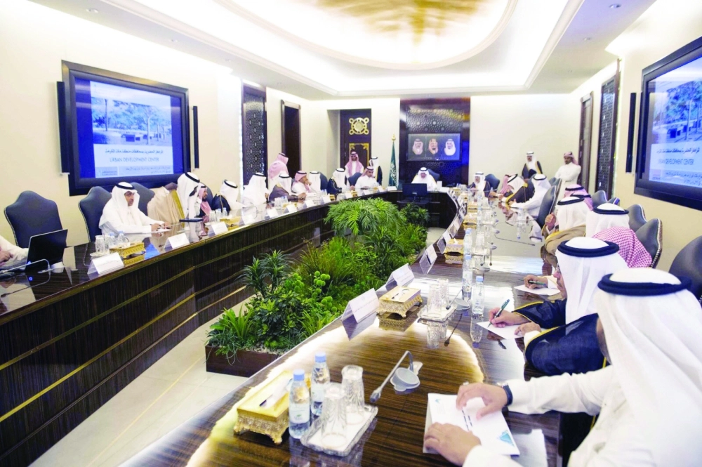 خالد الفيصل لدى ترؤسه الاجتماع                    (مكة) 