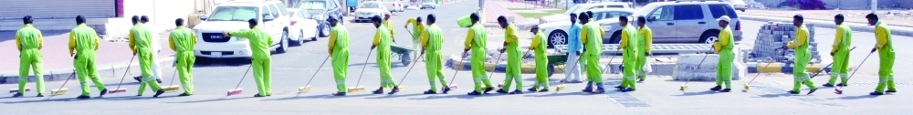 عمال النظافة أثناء تنظيف أحد الشوارع   (عبدالمحسن دومان)

