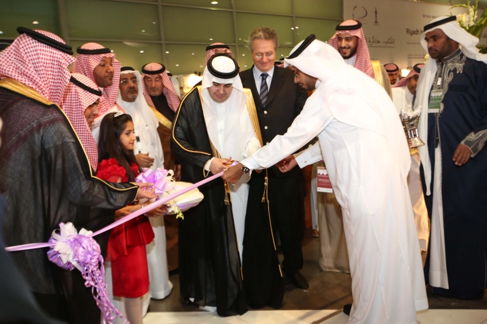 عادل الطريفي يفتتح معرض الكتاب  (زياد الرزيزاء)