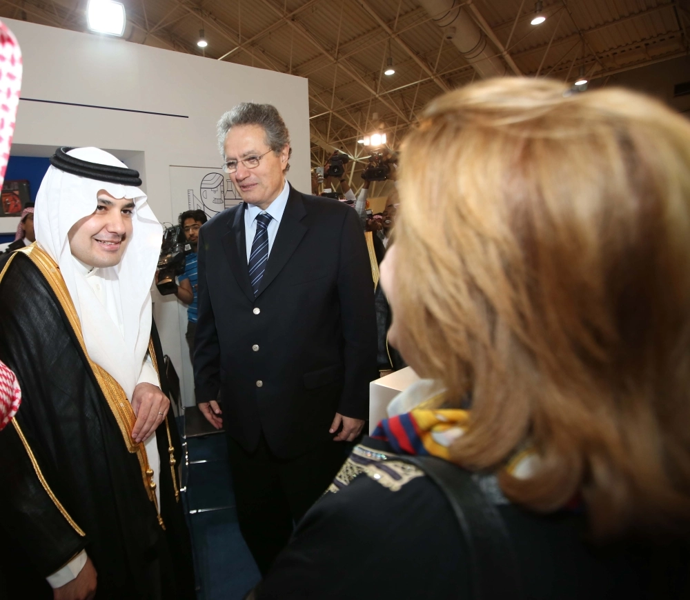 عادل الطريفي أثناء تجوله بالمعرض