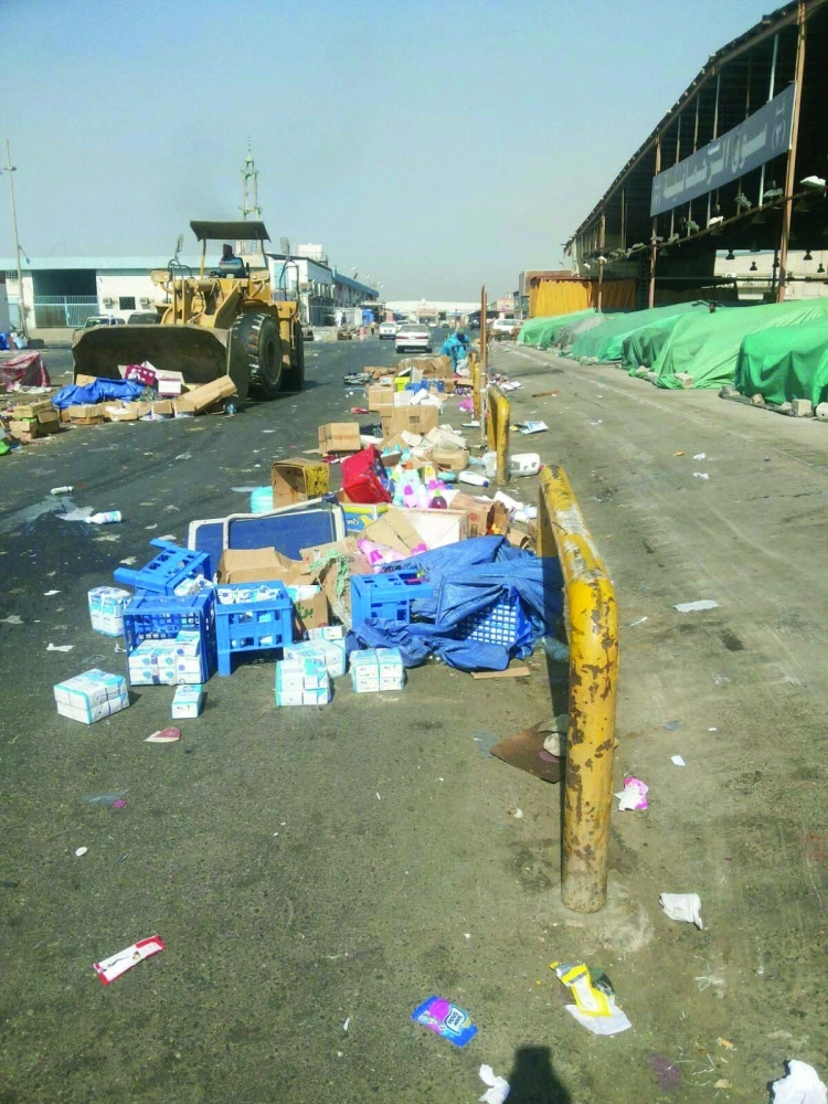 من أعمال إزالة المخالفات من منطقة صواريخ جدة أمس الأول           (مكة)