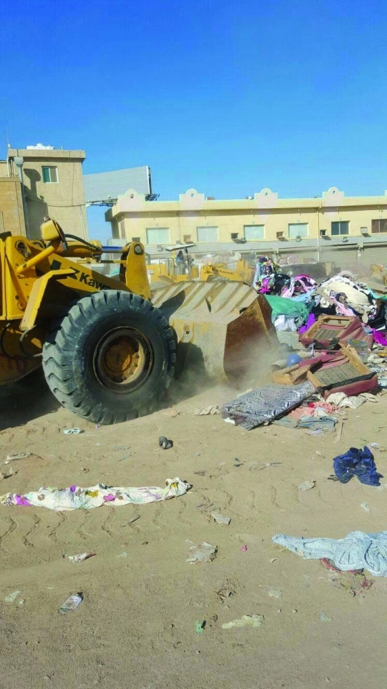 من أعمال إزالة المخالفات من منطقة صواريخ جدة أمس الأول           (مكة)