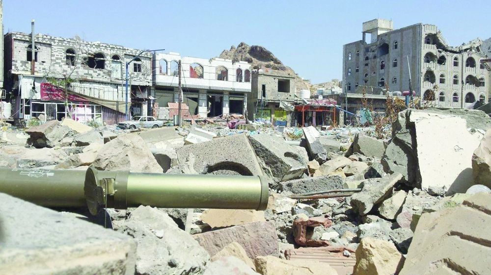 آثار للدمار الذي حل بأحد الأحياء في تعز بسبب قصف المتمردين للأحياء السكنية                                                                                       (مكة)