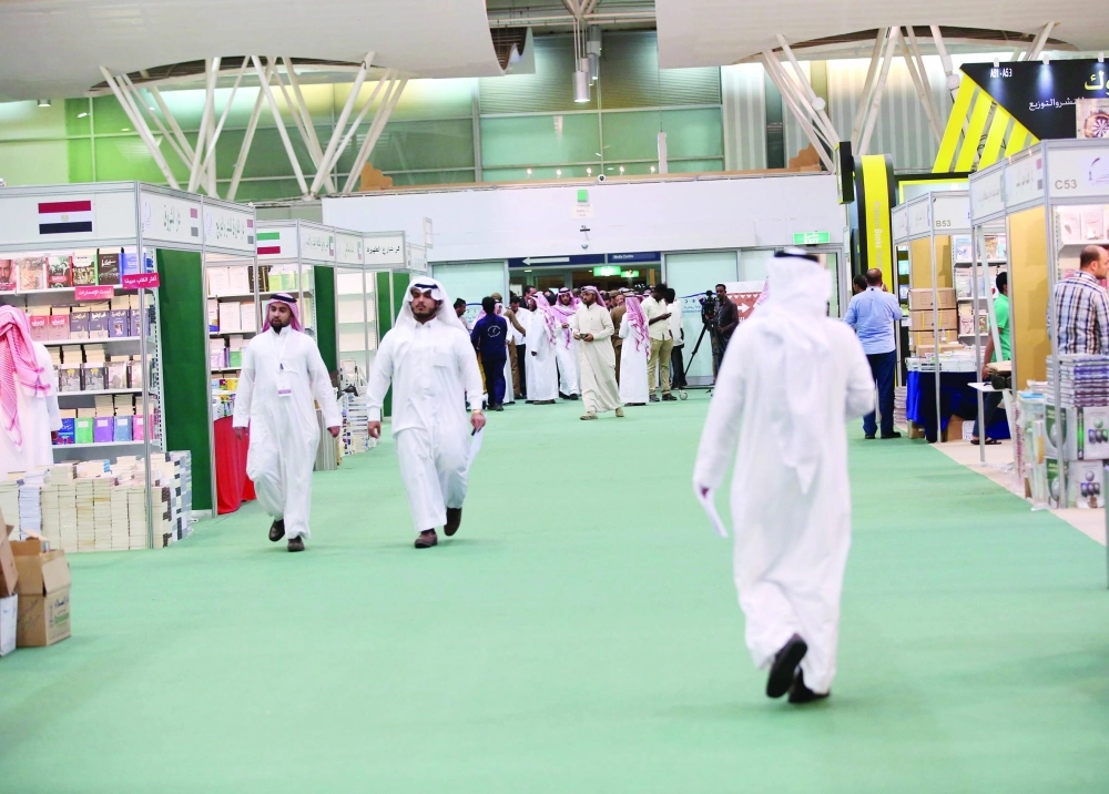 زوار يتجولون في المعرض بعد فتحه بدقائق صبيحة أمس. (زياد الرزيزاء)