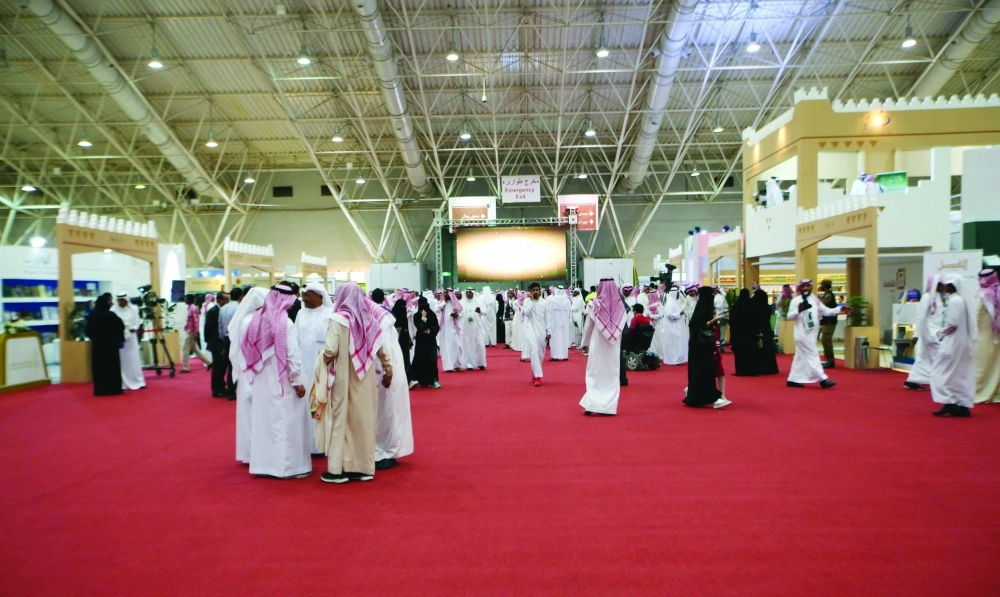 زوار يتجولون في المعرض بعد فتحه بدقائق أمس                                (زياد الرزيزاء)