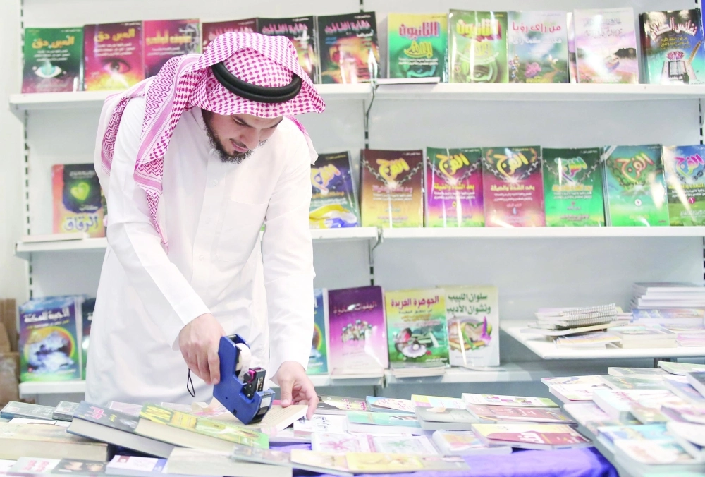 بائع يلصق الأسعار على كتب داره