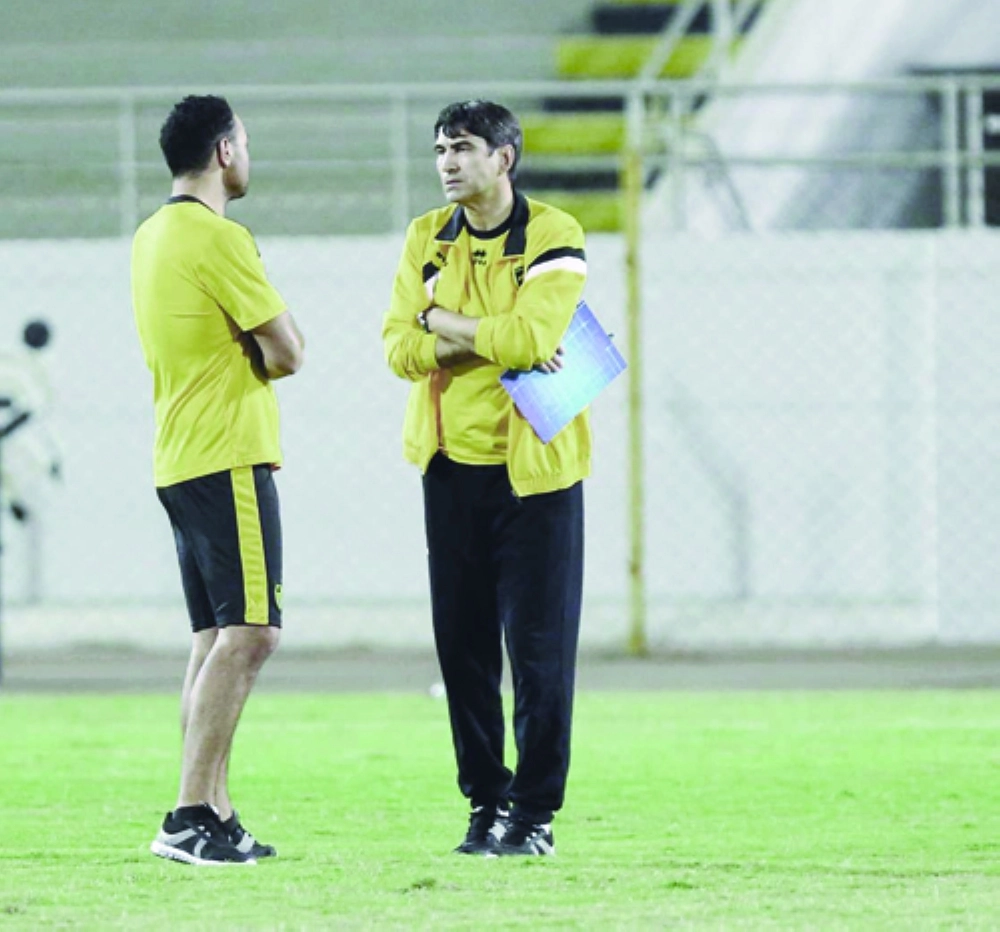 بيتوركا في حديث مع مساعده               (مكة)