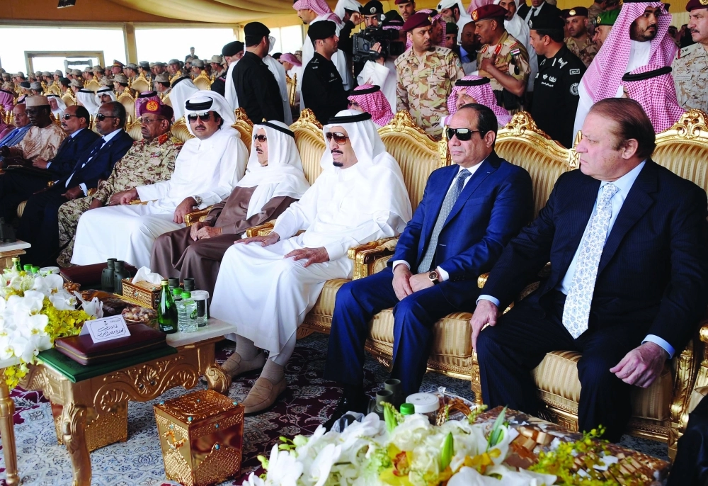  الملك سلمان يتوسط زعماء الدول المشاركة في مناورة رعد الشمال               (بندر الجلعود)