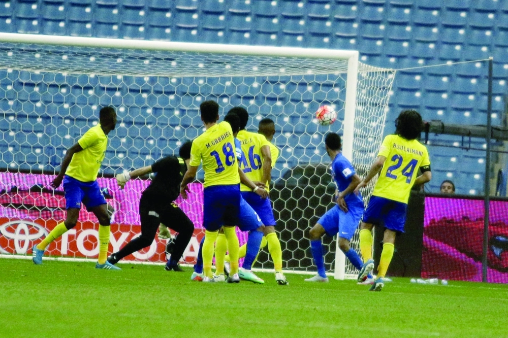 كرة سالم الدوسري في طريقها لمرمى النصر معلنة الهدف الأول للهلال           (نواف الجبني)