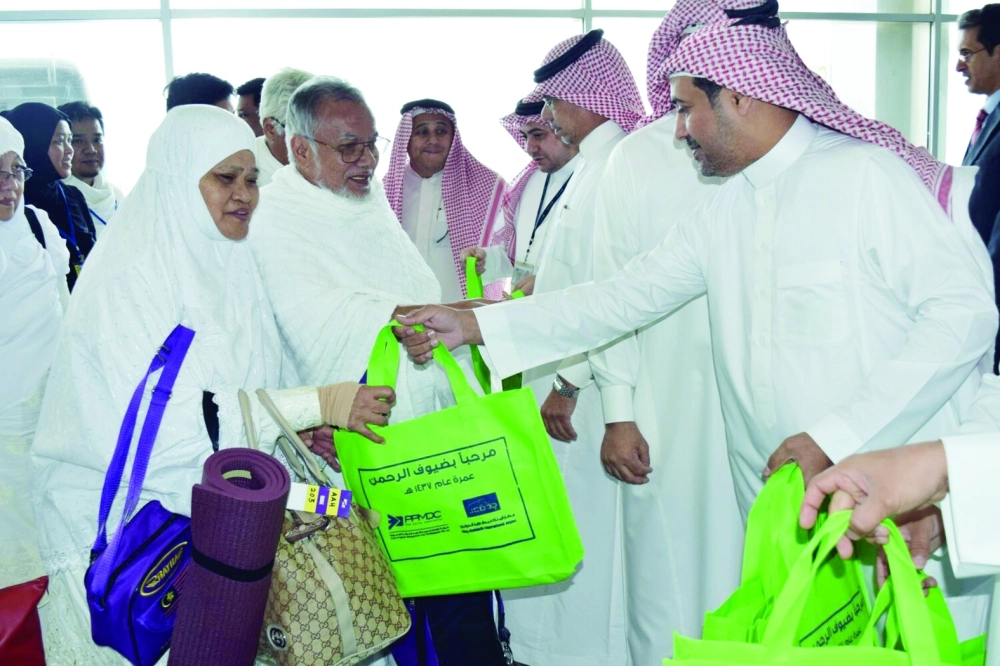 معتمرون لدى وصولهم مطار الملك عبدالعزيز بجدة في وقت سابق             (مكة)