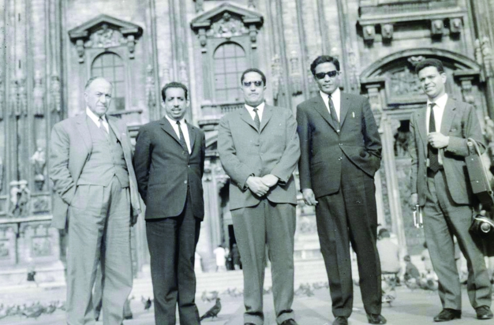 حامد دمنهوري في إحدى زياراته لأوروبا برفقة وزير التعليم حينها حسن آل الشيخ   (مكة)