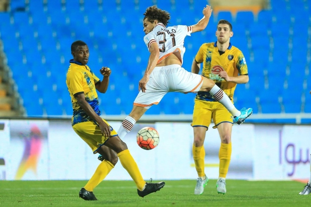 من مباراة التعاون والشباب أمس (مكة)