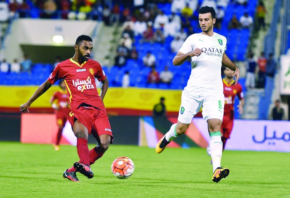 عمر السومة يراقب كرة الخبراني أمس                 (إ ب أ)