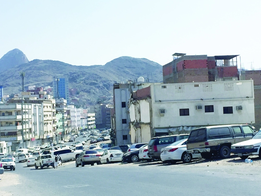 الطريق المؤدي للخنساء، وعلى جانبيه مساحات مزالة لم يستفد منها                (ياسر بخش)