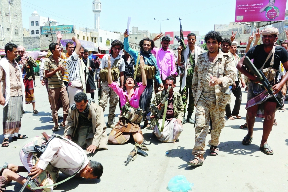 رجال من المقاومة والجيش اليمني يعبرون عن فرحتهم بفك الحصار عن تعز من الجبهتين الغربية والجنوبية      (إ ب أ)