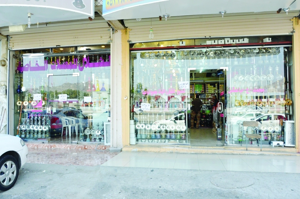 أحد المحلات بمكة المكرمة وضع لافتة تشير إلى عدم وجود سجائر (عبدالمحسن دومان)