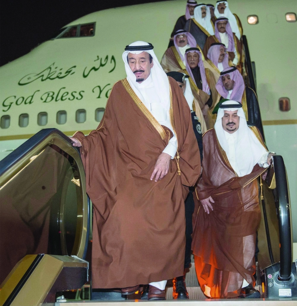 الملك سلمان لحظة وصوله إلى الرياض أمس                (واس) 