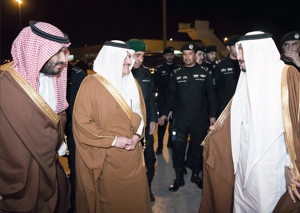 وخلال مغادرته حفر الباطن وفي وداعه الأميران سعود بن نايف ومحمد بن سلمان