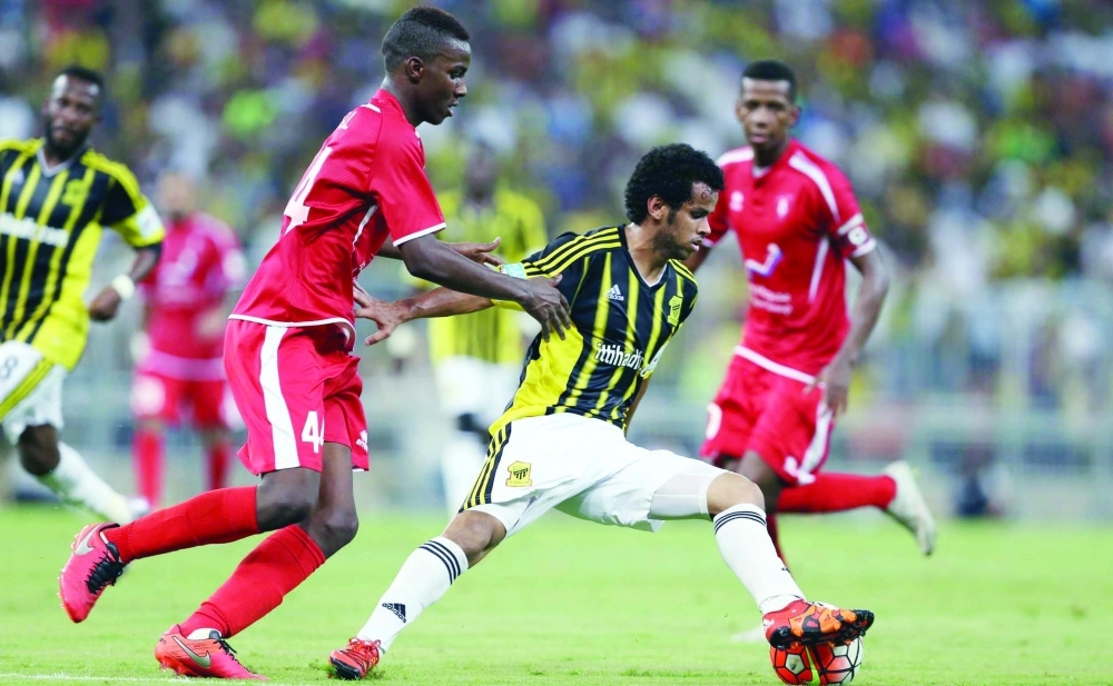 عبدالفتاح عسيري يحاول تجاوز حاتم بلال                (ثامر الفرج)