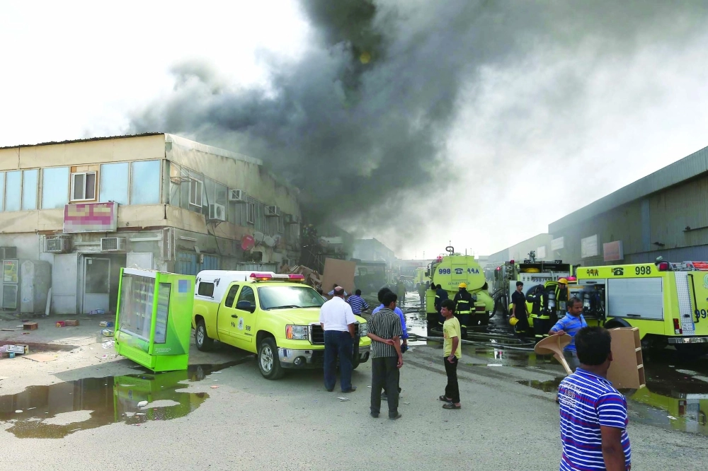 حريق أحد معامل الخشب بجدة                                   (مكة)