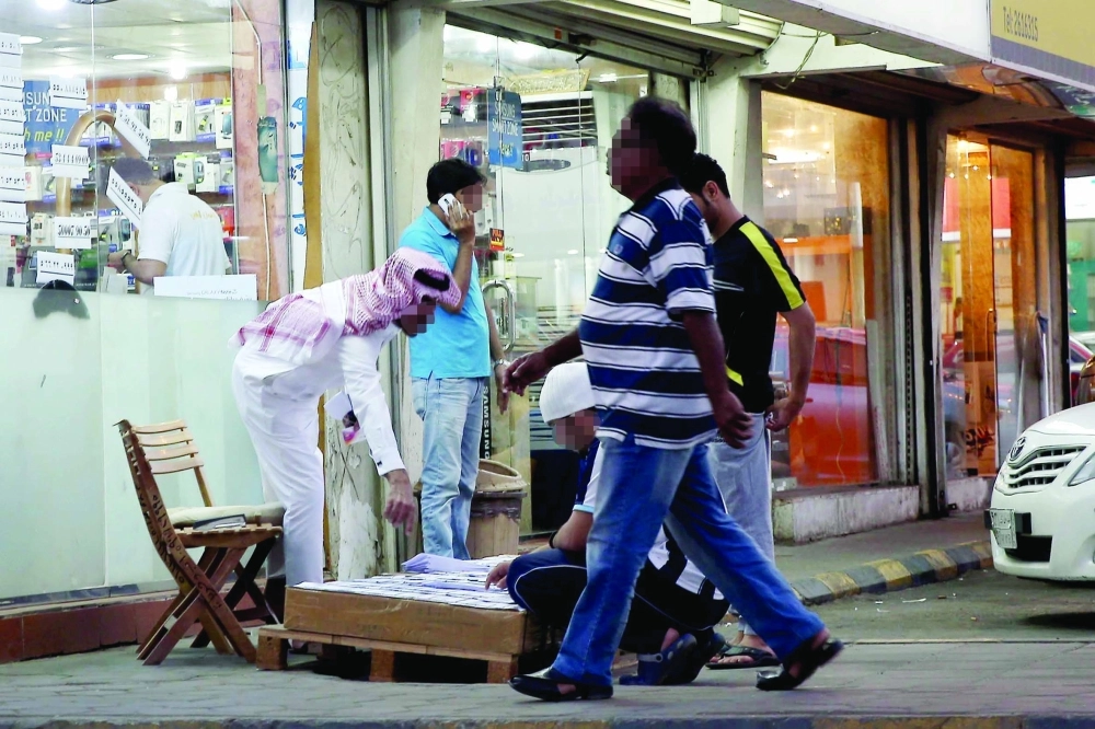 مجموعة من بائعين بطائق سوا في شارع فلسطين محلات بيع الجوالات (ثامر الفرج)