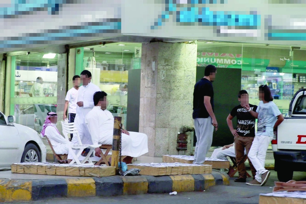 مجموعة من بائعين بطائق سوا في شارع فلسطين محلات بيع الجوالات (ثامر الفرج)