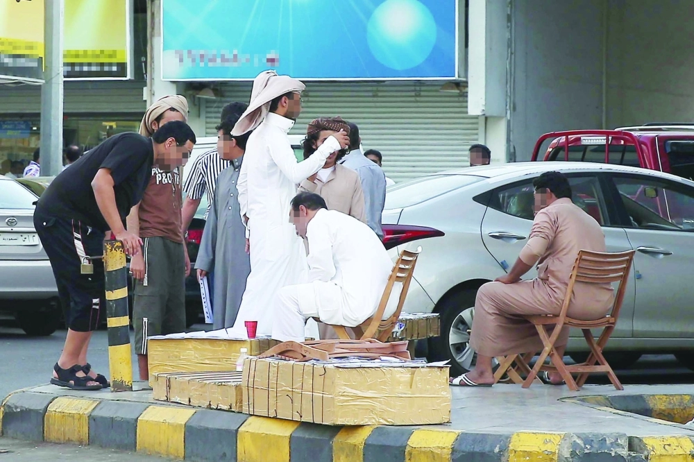 بائعو بطاقات جوال وشحن في سوق الجوالات بجدة                        (ثامر الفرج)