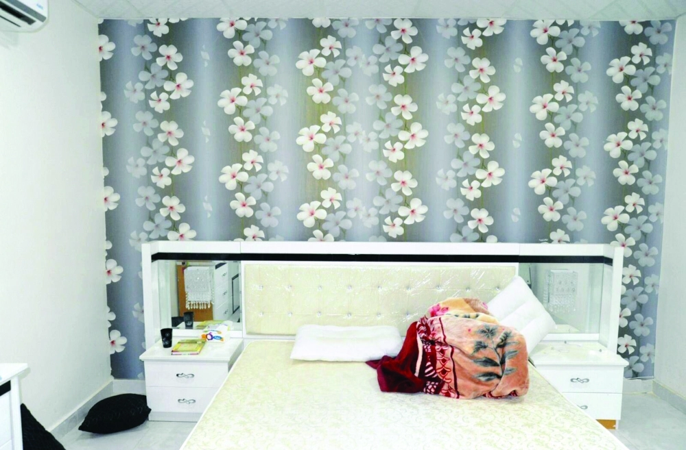 غرفة المنزل الذي تحصن به المطلوب الأمني