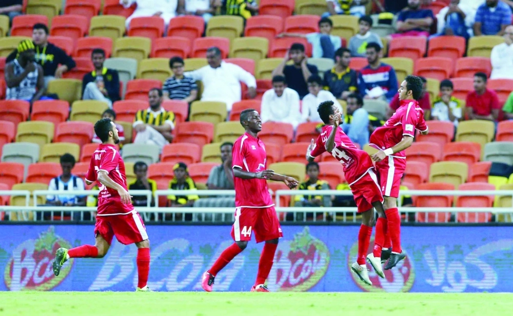 لاعبو الوحدة يحتفلون بهدف عواجي الأول في مرمى الاتحاد                                   (ثامر الفرج)