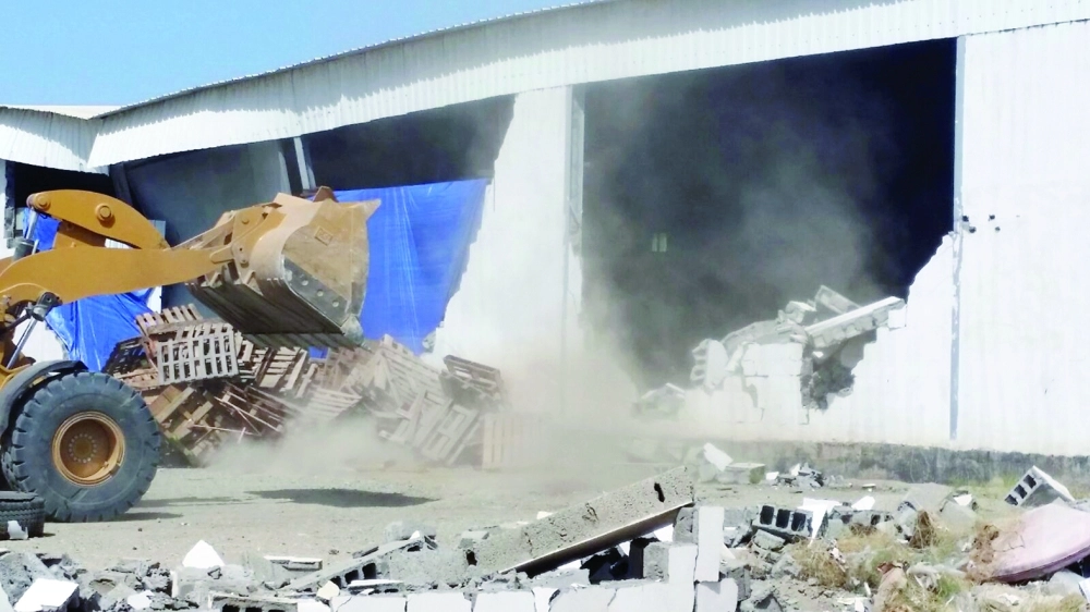 جانب من إزالة تعديات على أراض حكومية بجدة         (مكة)