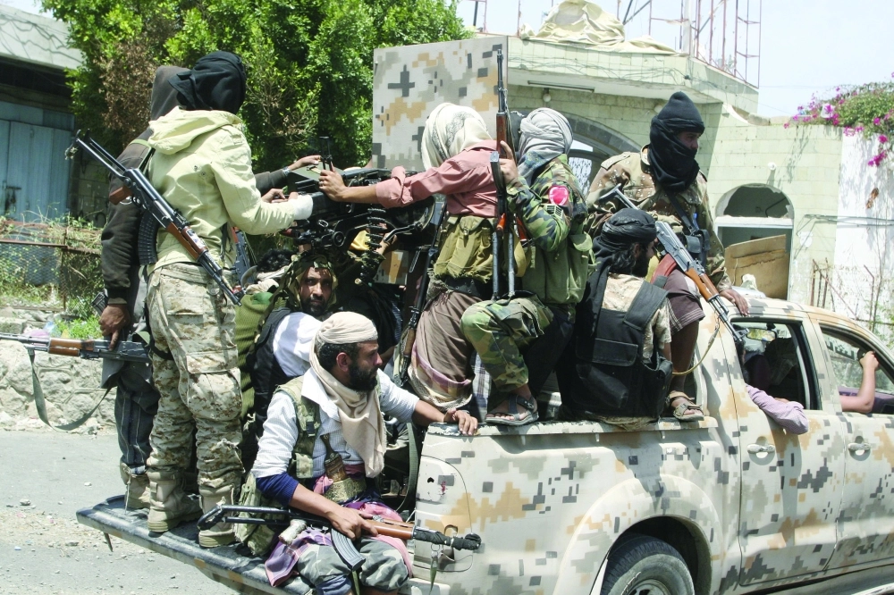 عناصر من المقاومة الشعبية والجيش الوطني على مركبة عسكرية في منطقة بجنوب غرب تعز          (رويترز)