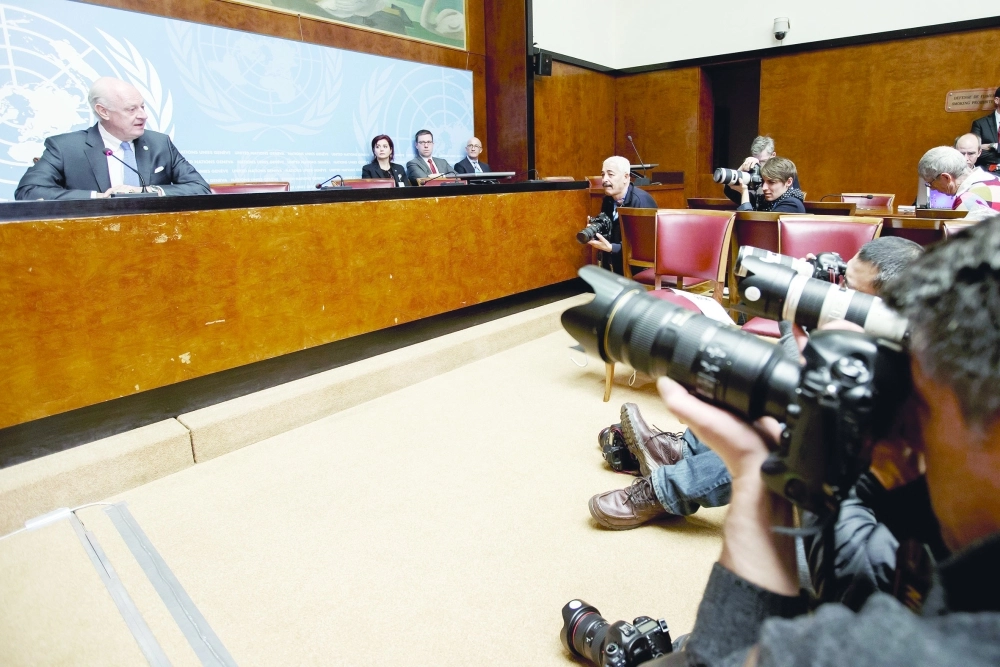 دي ميستورا متحدثا للصحفيين في جنيف أمس                          (إ ب أ)