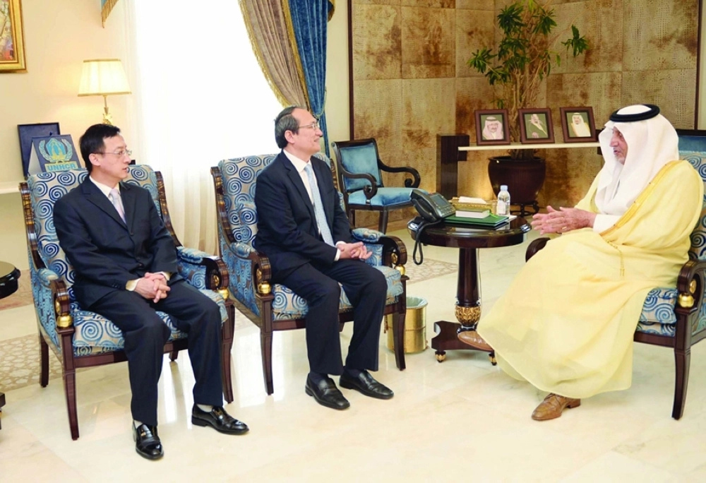 الفيصل مستقبلا في مكتبه بجدة أمس القنصل الصيني أنور حبيب الله (مكة)