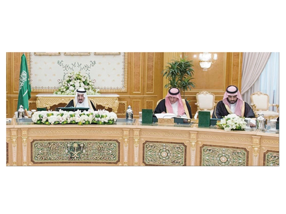 الملك سلمان مترئسا جلسة مجلس الوزراء في الرياض أمس (واس )