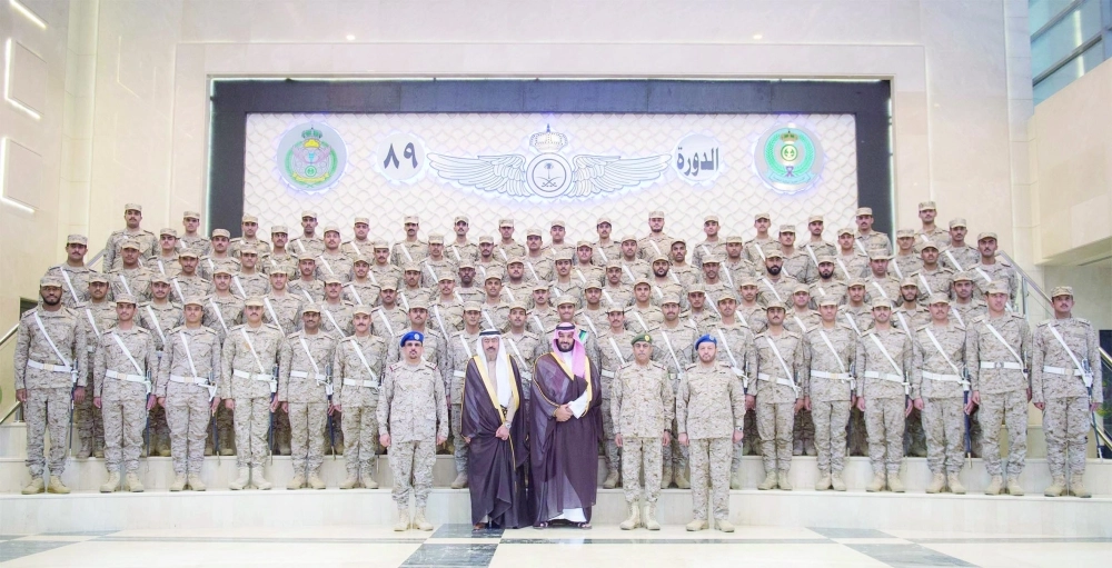 .. وفي صورة جماعية مع الخريجين                  (واس)