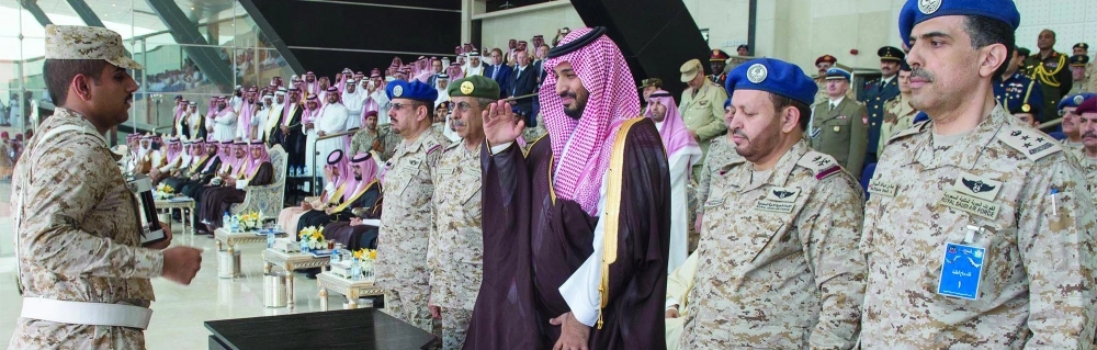 .. ويؤدي التحية لحظة تكريم الخريجين