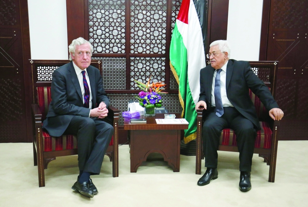 محمود عباس لدى لقائه المبعوث الفرنسي في رام الله (أ ف ب)